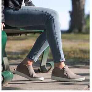 ECCO Soft 7 Low Cut Zip Bootie in Warm Gray Powder - Size 42 Extra Width